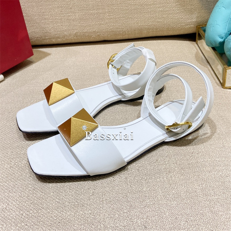 Big Rivet Buckle Decor Sandals - مراجعة Women'S Shoes Big Feet وسعره