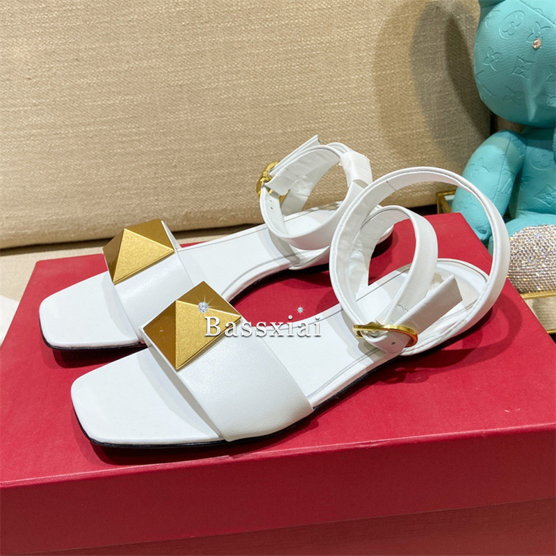 Big Rivet Buckle Decor Sandals - مراجعة Women'S Shoes Big Feet وسعره